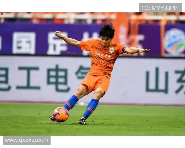 昔日绿茵场英雄独自回望逝去的辉煌岁月重拾破碎的足球梦